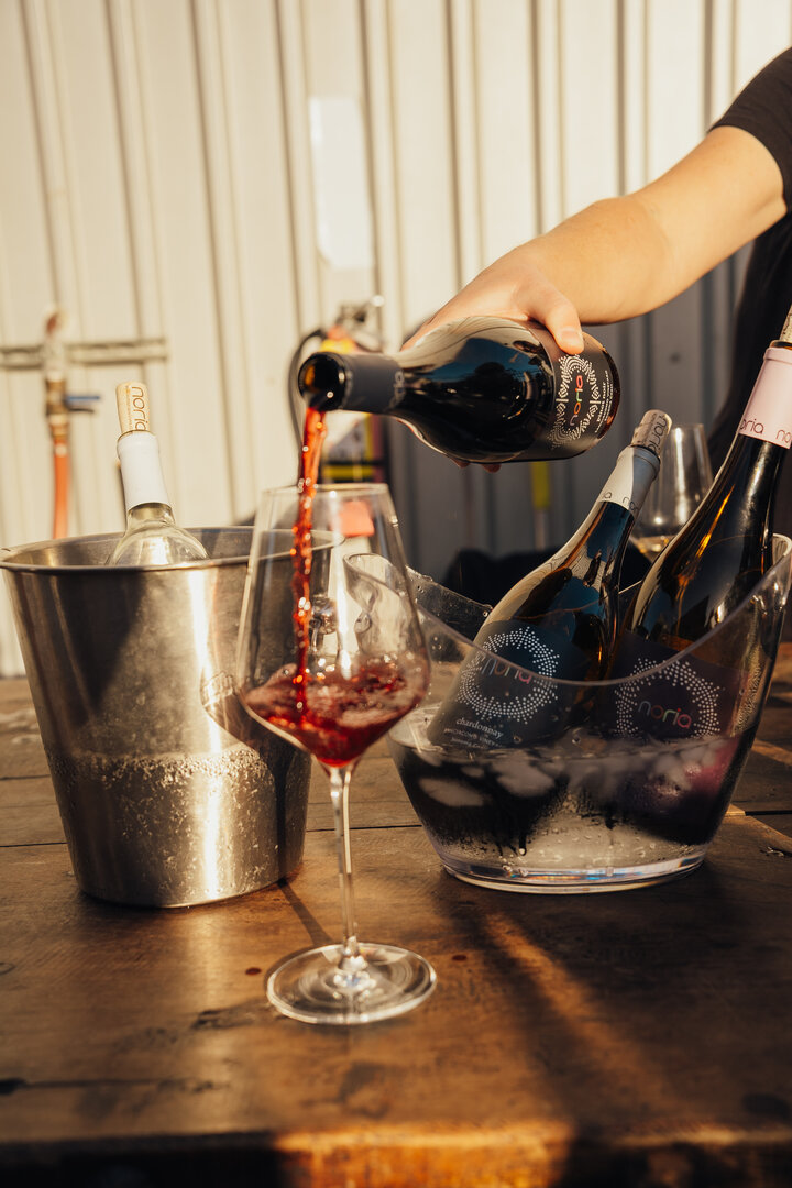 Summer wine pour